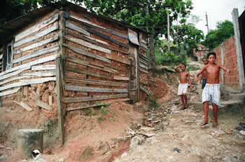 Niños bajando por calle de favela, Rio de Janeiro, Brasil