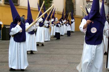Penitentes de la Sta Faz entrando en la Judería, Córdoba, Andalu