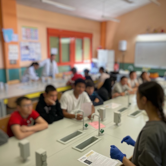Alumnos de 2º ESO visitan los stands donde alumnos de 3º ESO realizan experimentos