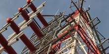 Torre de emisión de televisión con arrays de antenas directivas