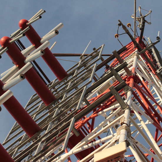 Torre de emisión de televisión con arrays de antenas directivas