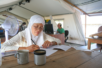 Trabajando en el campamento, Cruz Roja, Melaboh, Sumatra, Indone