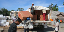 Cargando camiones de Cruz Roja, Melaboh, Sumatra, Indonesia