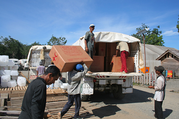 Cargando camiones de Cruz Roja, Melaboh, Sumatra, Indonesia