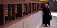 Mujer haciendo girar rodillos de oración, Ladakh, India