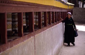 Mujer haciendo girar rodillos de oración, Ladakh, India