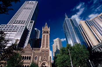 Iglesia entre rascacielos