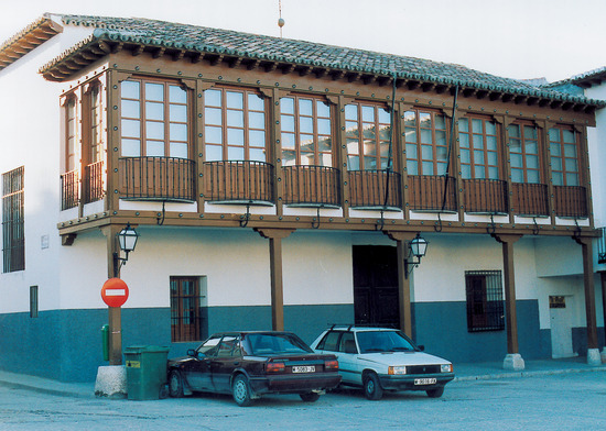 Casa con balcón de madera en Valdemoro