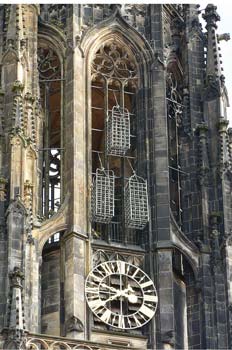 Detalle de reloj y jaulas para exponer a prisioneros anabaptista