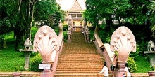 Entrada a templo en Phnom Penh, Camboya