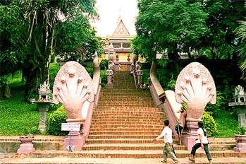 Entrada a templo en Phnom Penh, Camboya
