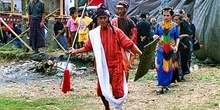 Cabeza de familia haciendo entrada tradicional, Sulawesi, Indone