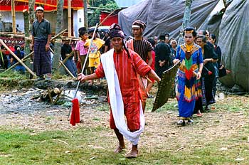 Cabeza de familia haciendo entrada tradicional, Sulawesi, Indone
