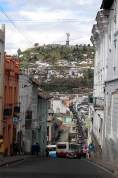Colina de El Panecillo desde el centro antiguo de Quito, Ecuador