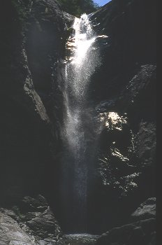 Salto de agua en el Barranco de Carpín, Huesca