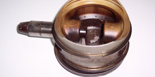 Pistón de un motor completo corroído y erosionado