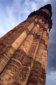 Minarete de Qutub Minar, de 73 m. de altura, Delhi, India