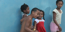 Niños de Quilombo delante de la escuela del pueblo, Sao Paulo, B