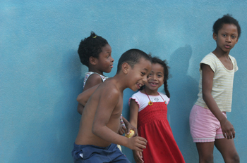 Niños de Quilombo delante de la escuela del pueblo, Sao Paulo, B