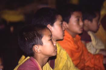 Monjes durante una ceremonia religiosa en el Monasterio de Rumte