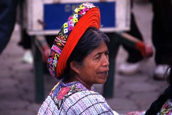 Retrato de mujer con el tocado tradicional en Santiago Atitlán,