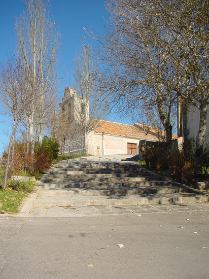 Vista lateral iglesia de Cabanillas de la Sierra