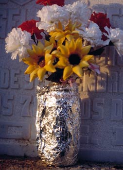 Flores en un cementerio