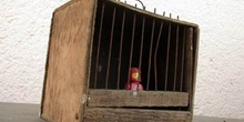 Muñeco enjaulado