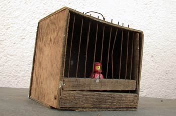 Muñeco enjaulado