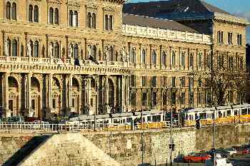 Fachada de la universidad de Corvinus, Budapest, Hungría