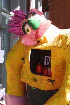 Objetos depositados en la estación de Atocha en recuerdo del Ate