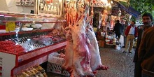 Tienda de carne en el barrio de Fatih, Estambul, Turquía