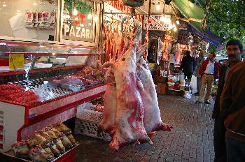 Tienda de carne en el barrio de Fatih, Estambul, Turquía