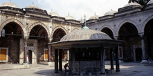 Fuente para lavar los pies en la Mezquita Azul, Estambul, Turquí