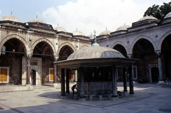 Fuente para lavar los pies en la Mezquita Azul, Estambul, Turquí