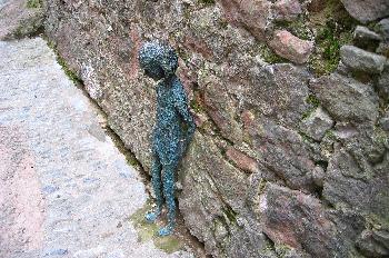 Escultura de una niña en Santa Pau, Garrotxa, Gerona