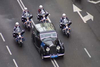 Coche Oficial escoltado por motoristas