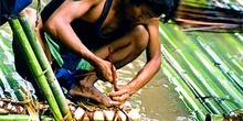 Detalle de construcción de una balsa de bambú, Tailandia