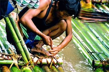 Detalle de construcción de una balsa de bambú, Tailandia