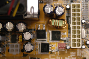 Detalle de conectores de alimentación en placa base ATX-2