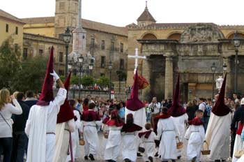 Penitentes de la Vera Cruz por el casco antiguo, Córdoba, Andalu