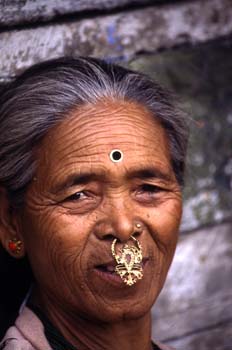 Retrato de mujer con pendiente nasal, Darjeeling, India