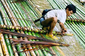 Proceso de construcción de balsas de bambú, Tailandia