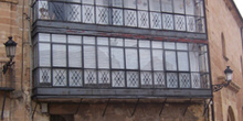 Ventanales en la Plaza Mayor de Soria, Castilla y León