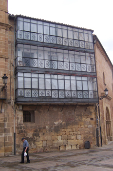 Ventanales en la Plaza Mayor de Soria, Castilla y León