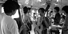 Interior de un vagón de tren, Indonesia