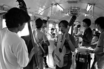 Interior de un vagón de tren, Indonesia