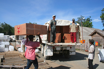 Cargando camiones de Cruz Roja, Melaboh, Sumatra, Indonesia