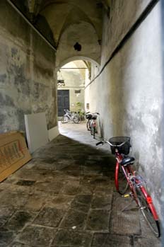 Entrada lateral Plaza del Anfiteatro, Lucca