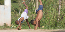 Niños hacen acrobacias, Quilombo, Sao Paulo, Brasil